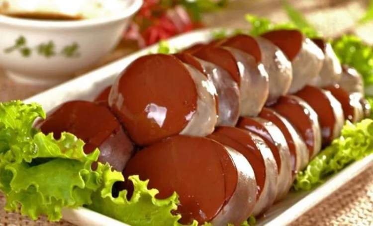 血,与滚烫鲜香的肉汤调和,灌入猪肠内,再放入汤锅里煮,称之为 "血肠"