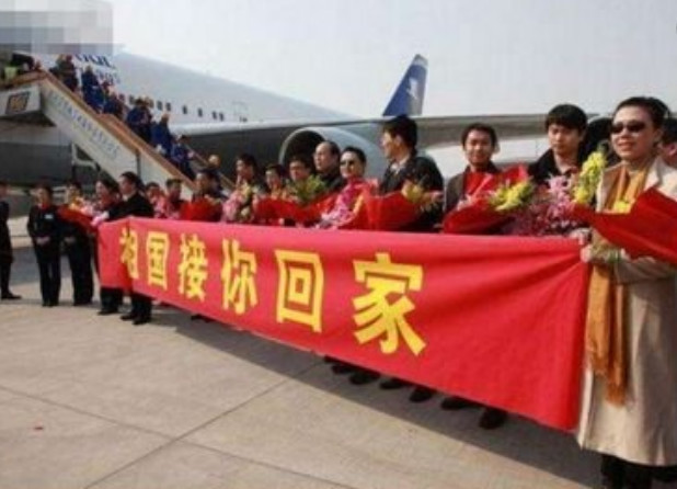 巴厘岛上的亲吻节,美女被亲哭也不能拒绝,欧美