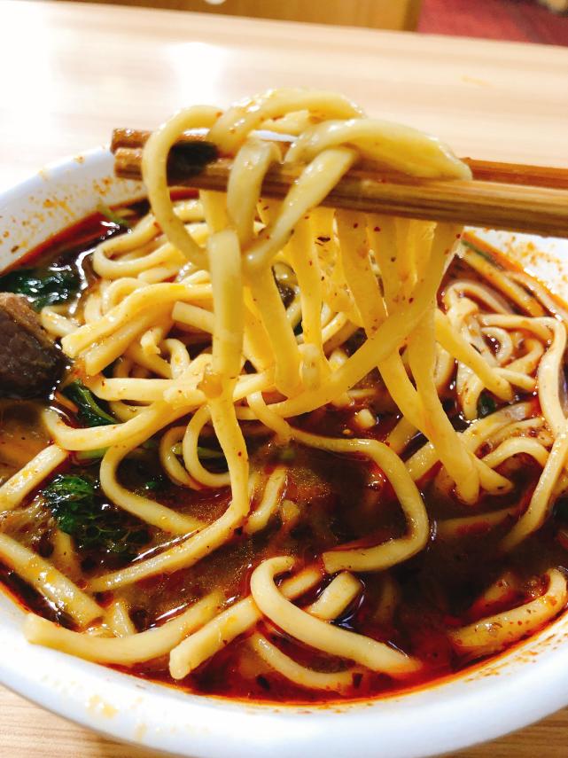 昆明宵夜首选—"大酥牛肉面",吃过才知云南美食不止过桥米线!