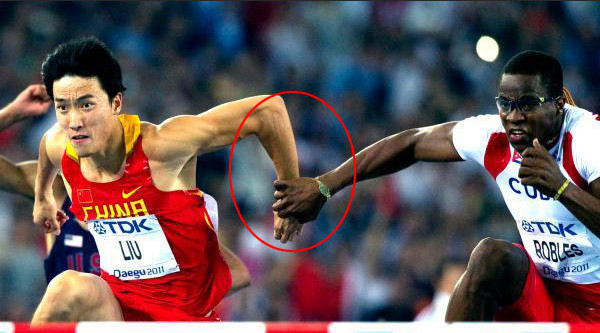 经典回顾:罗伯斯比赛多次拉拽刘翔的手,刘翔错失破纪录机会!