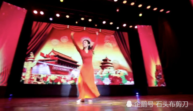 小伊伊为祖国献舞,因穿着不对被网友痛骂,网友:作秀一姐