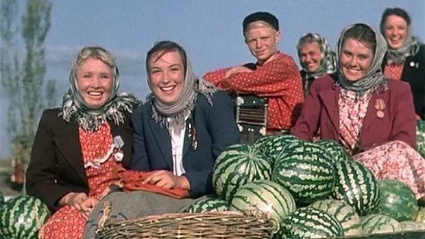 电影《幸福的生活》片头曲《丰收之歌》,太欢欣了