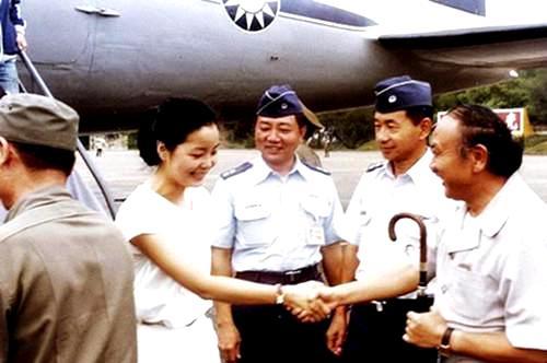 1981年邓丽君金门劳军彩照:身穿军装,人群中献唱,亲吻男士兵