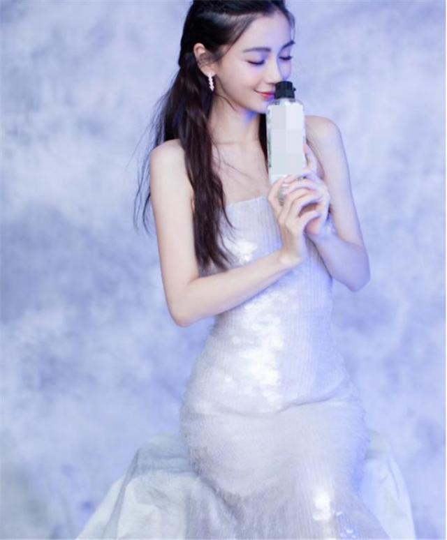 黄晓明老婆baby穿"人鱼裙""束腰裙"腰细什么裙子都能驾驭.