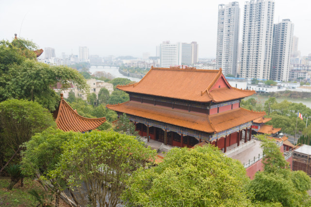 森林公園,是不少當地人喜歡去的地方,而化成巖最有名的就是化成禪寺了