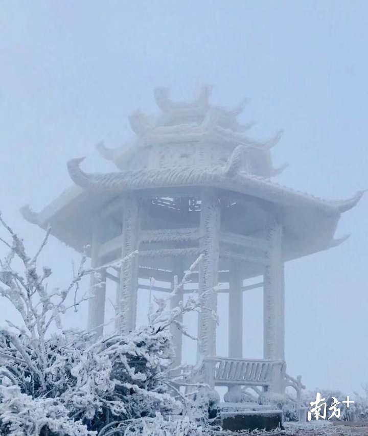 美!梅州兴宁阳天嶂千米高峰现南国冰雪世界