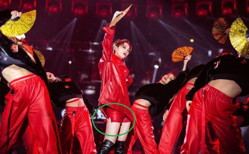 李宇春穿红色皮衣秀长腿,大跳热舞却露馅:皮