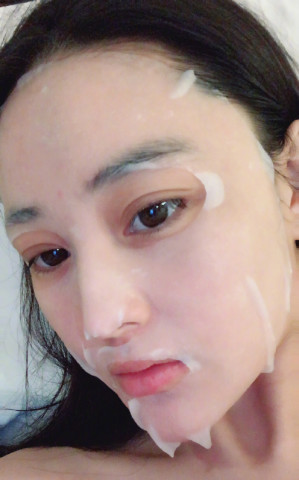 张馨予久违晒素颜照,安静敷面膜眼神温柔动人