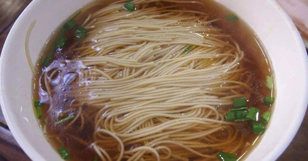 自家做面条时,别只用清水煮,巧用"3宝贝",面条筋道还爽口!