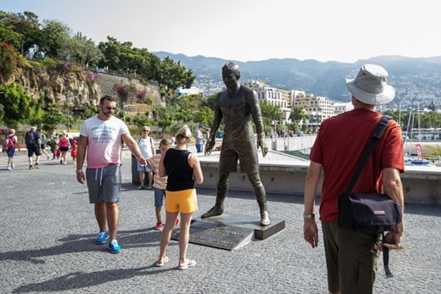 家乡铜像屡遭游客性骚扰 关键部位被摸到锃光瓦亮