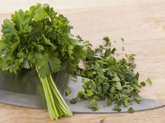 花盆|阳台别再种花了，几个花盆种这个，一年不用再买菜！