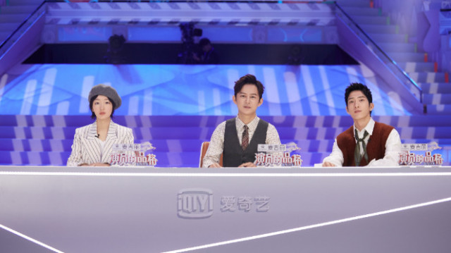 曾淇情绪失控,用脚猛踹前男友脸,何炅都看不下去了,网友:过分