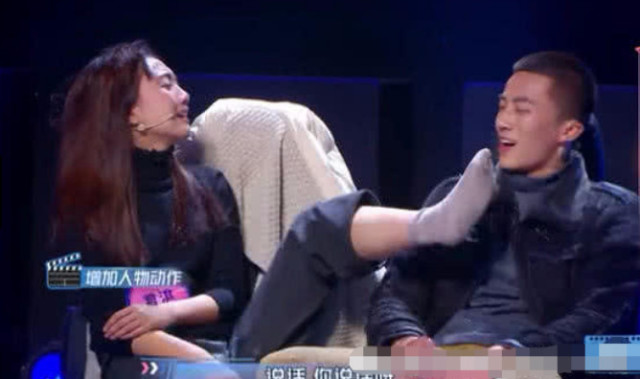 曾淇情绪失控,用脚猛踹前男友脸,何炅都看不下去了,网友:过分