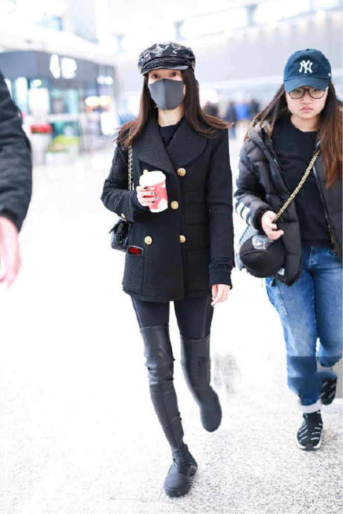 张韶涵一身黑装现身机场,西装配长靴酷范十足,腿真好看