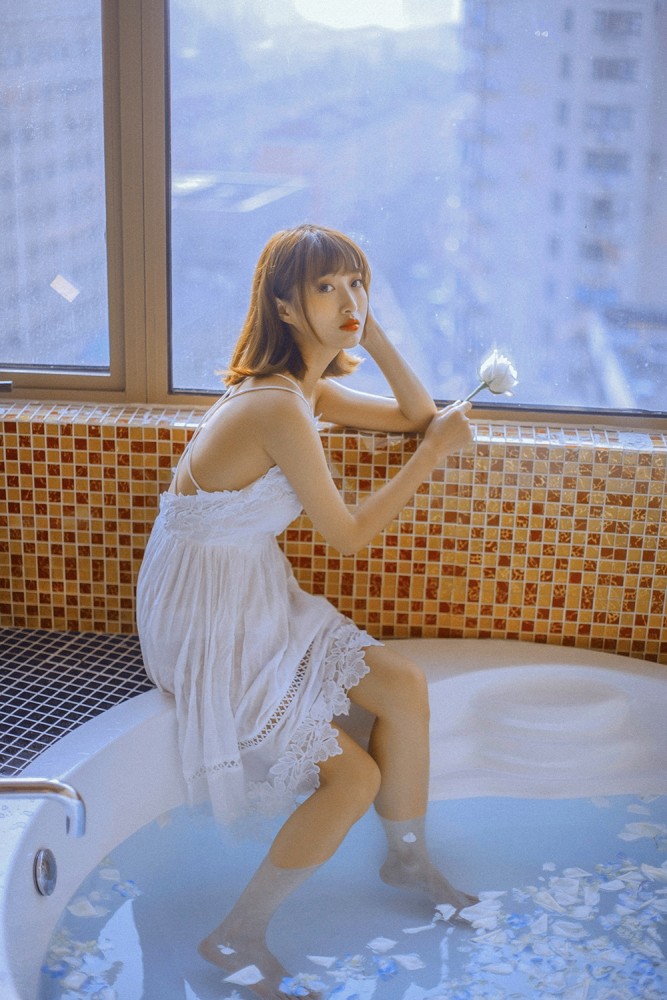 玫瑰少女日系浴池写真,清纯如同一首诗