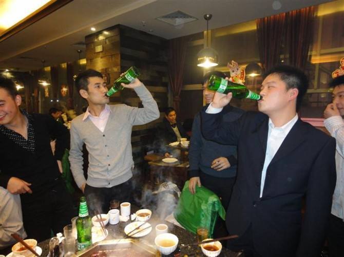 东北人喝酒全国无敌,但面对邻居俄罗斯,果断认