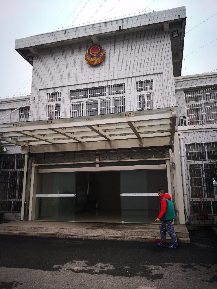 用劳动净化心灵!崇阳县拘留所组织在拘人员积极参加"四城同创"