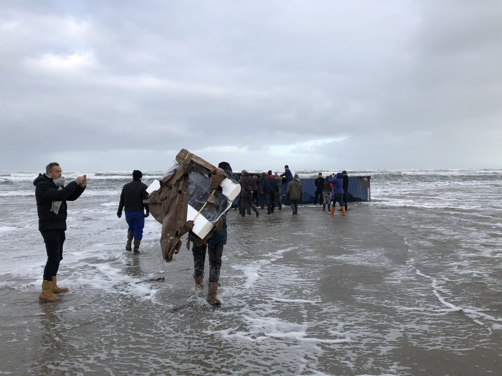 貨輪遇極端海況致270個集裝箱落海 荷蘭居民海灘拾寶