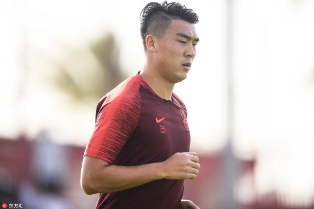 石柯正式复出开始参加对抗训练 国足后防线又