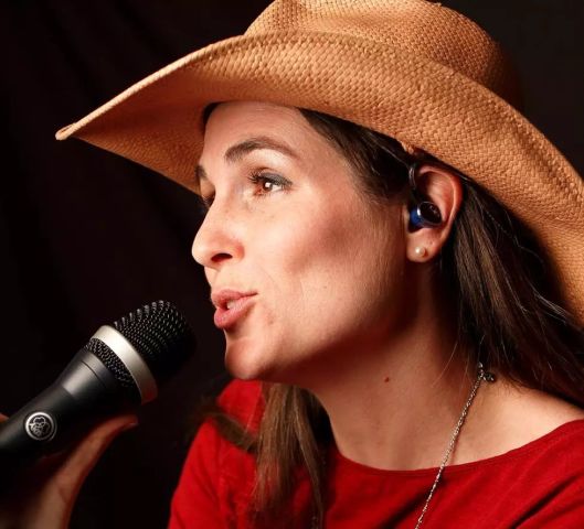 舞台上歌手和乐手们耳朵上戴的究竟是什么?