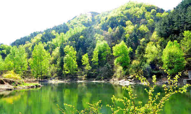 西柏坡毗鄰,東與靈壽縣的五嶽寨國家森林公園相連,北與阜平縣境內北方