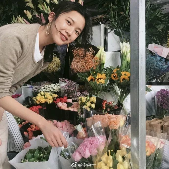 又一位知乎女神火了,暴瘦30斤的小胖妞,如今美