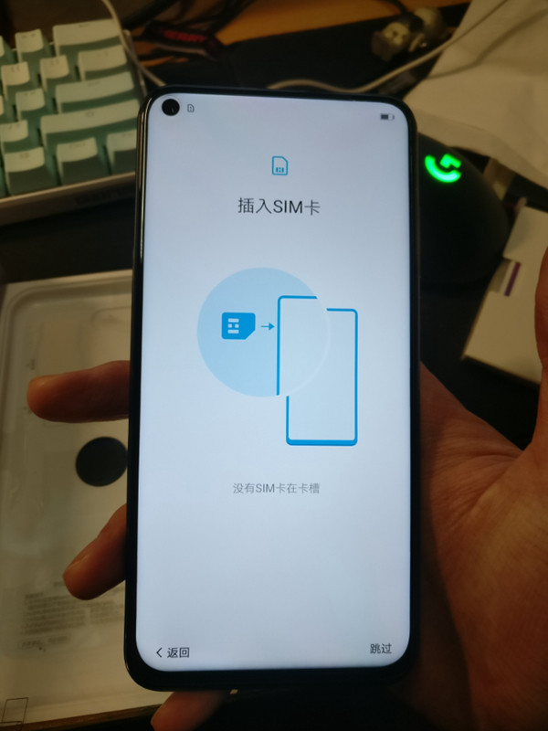 荣耀V20屏幕被吐槽:开孔屏底部有阴影 效果不
