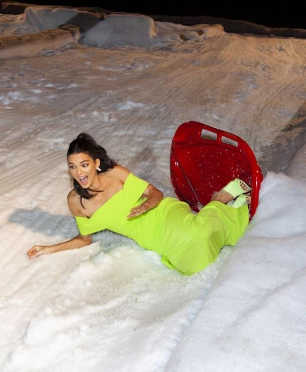 肯豆太耿直!穿高跟鞋玩雪橇摔翻身都好美!不愧是全球最赚钱模特