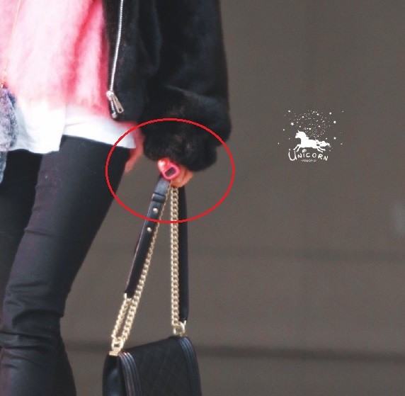 杨幂低调现身机场脸色憔悴,手里紧握解压器,粉