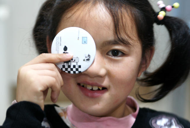 大眼睛女孩眼球不幸被公鸡啄坏 捐阅读时长帮帮她