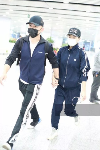 秦子越在机场一般都非常的低调,有时候是直接是素颜出现在机场