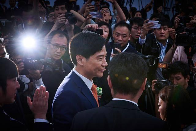 雷军再创新?小米双折叠屏手机曝光,或与红米双