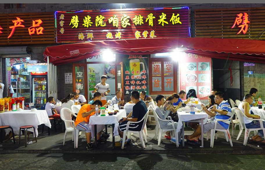 青岛专坑游客的美食街,东北人在此做生意,本地