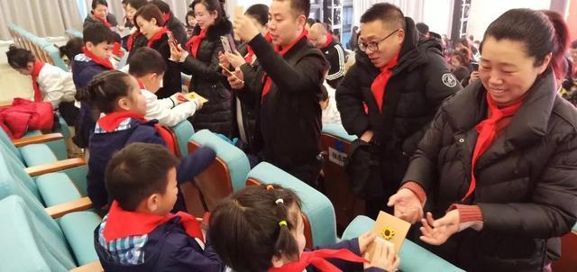 天府七小2018级新生加入中国少年先锋队仪式