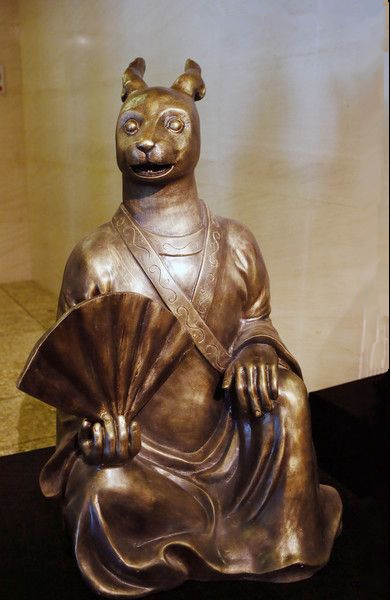 每年到了农历八月十五,家家户户都要"请一尊兔儿爷"在家中设置神台,祭