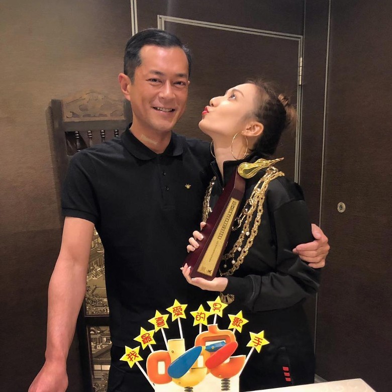 古天乐获奖办庆功宴,周润发前妻,薛凯琪出席,女艺人献吻古仔!