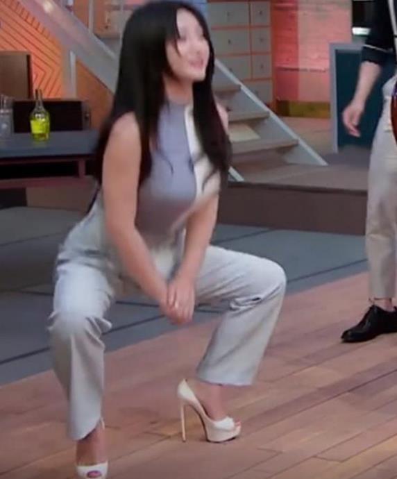 柳岩展现"蛤蟆蹲"角度太刁钻,摄影师:我想鸡毛飞上天!