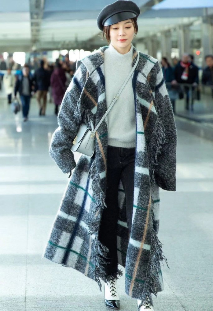 袁姗姗机场新造型真好看,格子大衣搭配报童帽