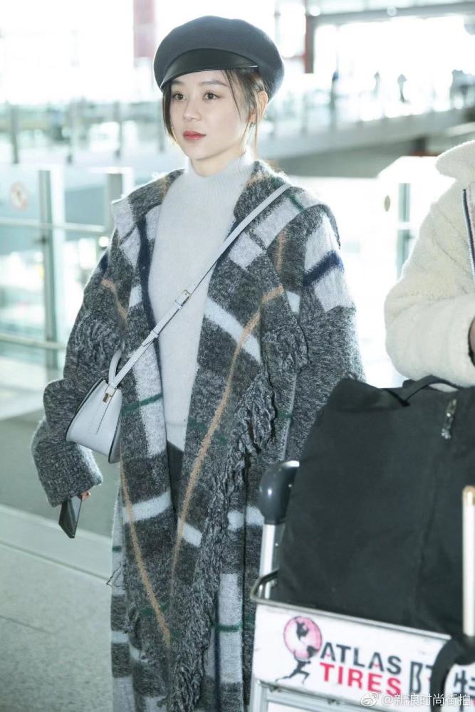 袁姗姗机场新造型真好看,格子大衣搭配报童帽