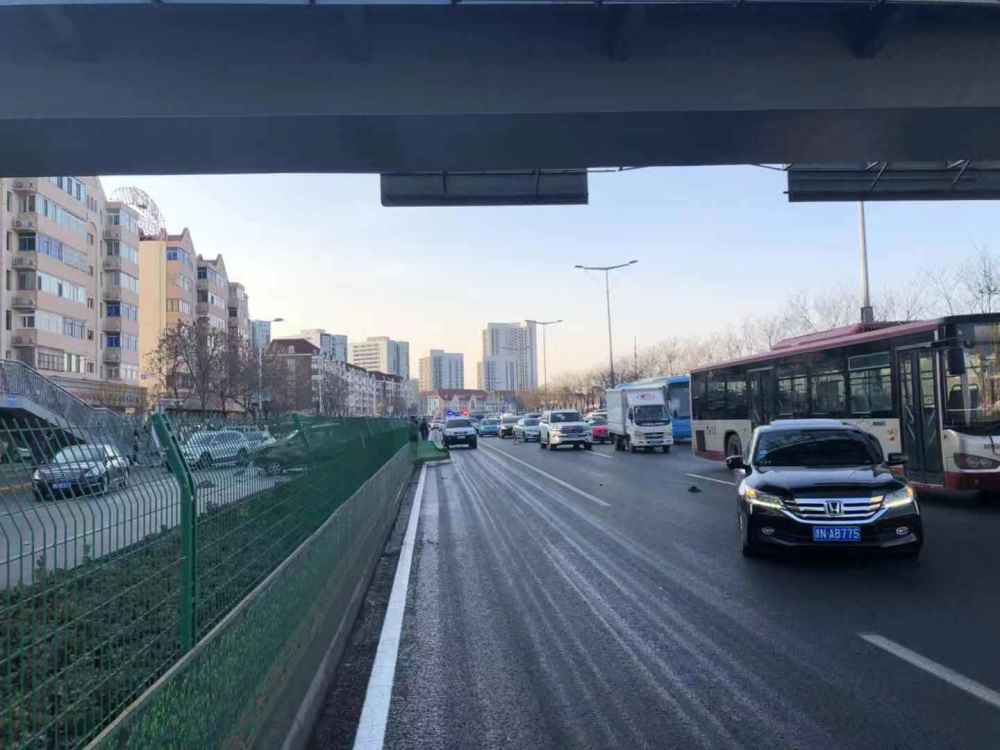 快速路上两车事故,一车冲破绿化隔离带撞到辅路上