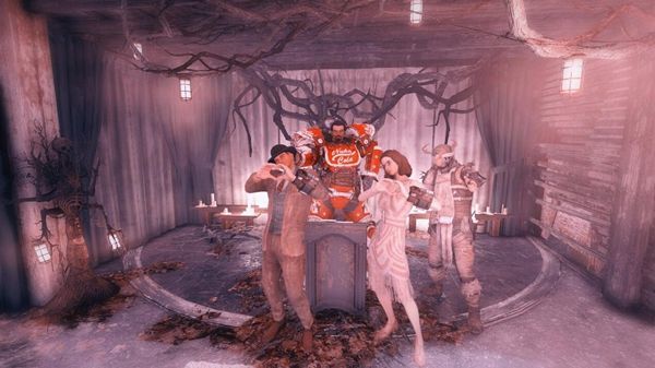 现实夫妻在游戏中办婚礼 好友身着战甲主持