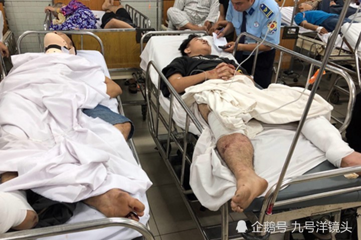 越南货车失控冲向等红灯摩托车群,撞飞21辆摩