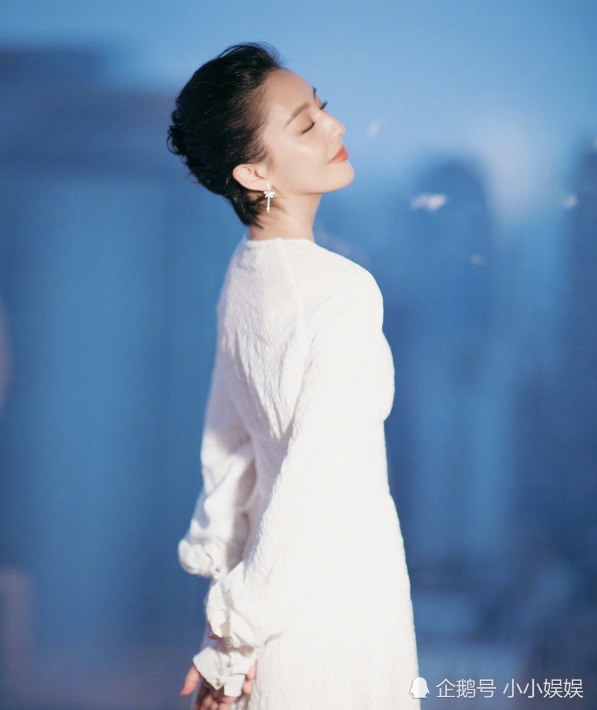 佟丽娅穿白裙出镜仙气十足,纤细腰身霸气打脸