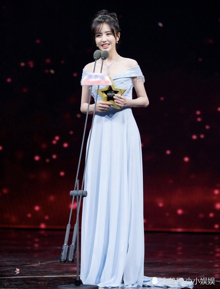 佟丽娅穿白裙出镜仙气十足,纤细腰身霸气打脸