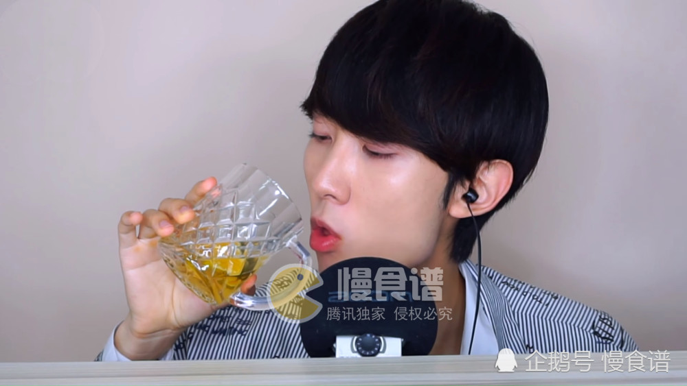 韩国小哥直播吃黑乎乎的香肠,还蘸着辣椒酱吃