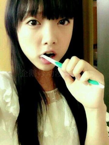 小女孩抱显卡