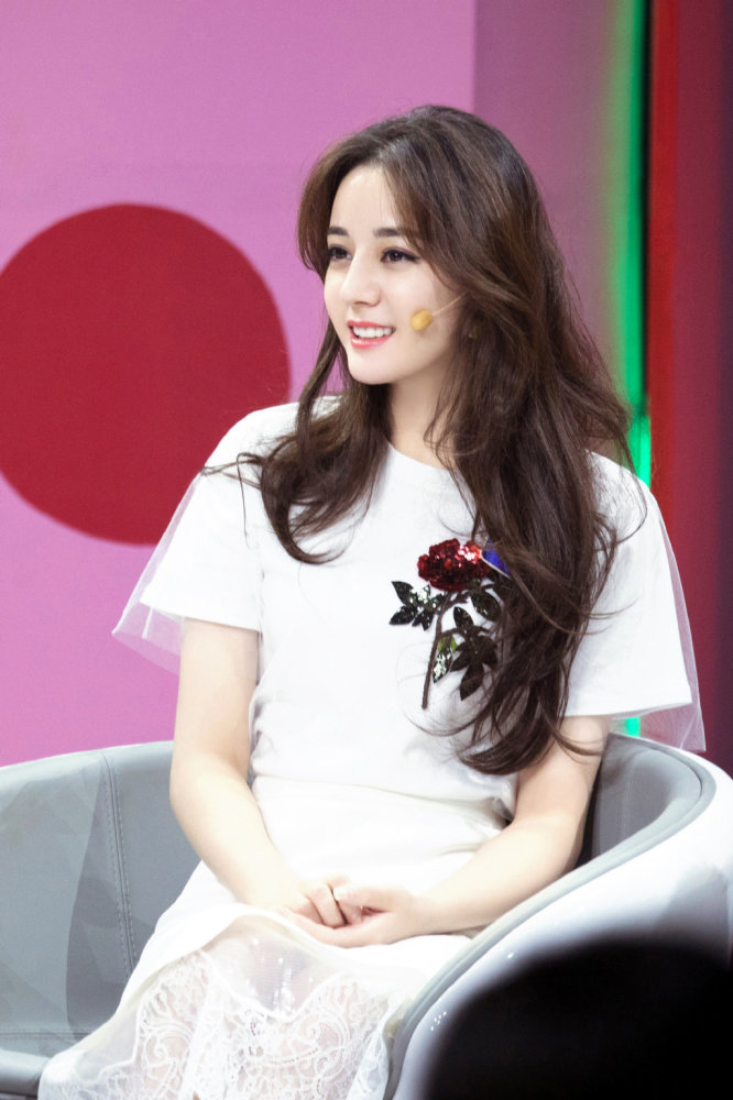 被迪丽热巴美到了,穿白色蕾丝裙清纯极了,终于