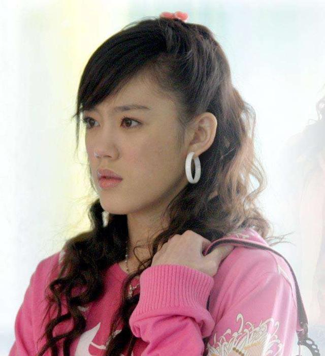 早年前她是女团kiss成员,这个组合共三人,其中一位是明道的妻子王婷萱