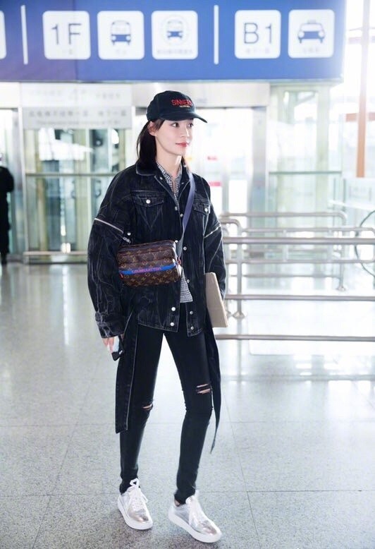 黑色牛仔外套怎么搭配好看?学秦岚、唐嫣这样