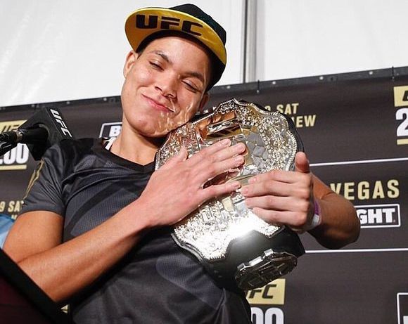 打哭隆达罗西,51秒ko机械婆,她将成为ufc新的格斗女王!